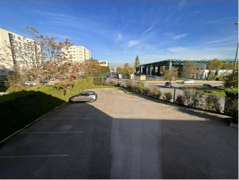 14 Rue André Sentuc, Vénissieux à louer - Photo de l’immeuble – Image 2 sur 10
