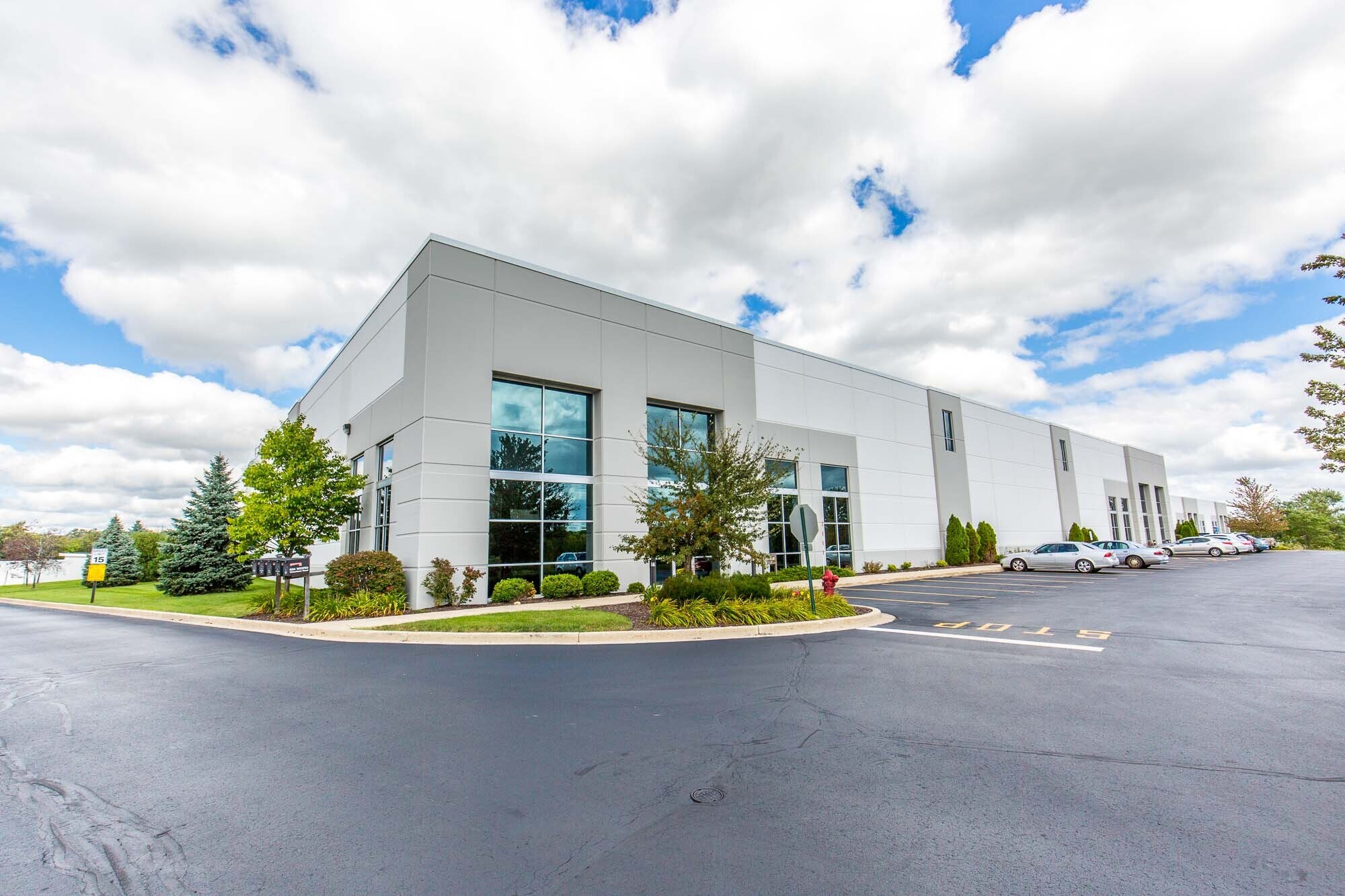 N24W23750 Watertown Rd, Waukesha, WI à louer Photo de l’immeuble– Image 1 sur 8