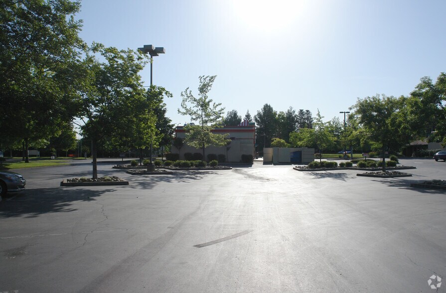 8101 Watt Ave, Sacramento, CA à louer - Photo de l’immeuble – Image 2 sur 3