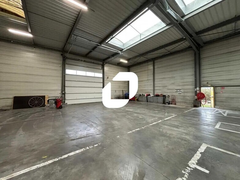 Local d’activités dans Égly à louer - Photo de l’immeuble – Image 2 sur 17
