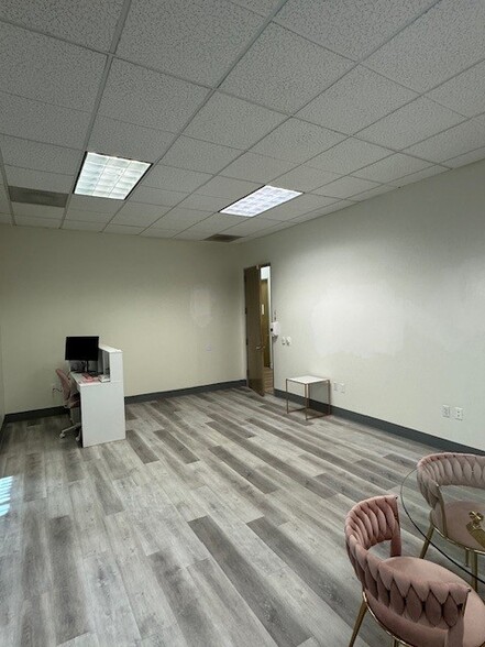 28001 Smyth Dr, Valencia, CA à louer - Photo de l’immeuble – Image 3 sur 8