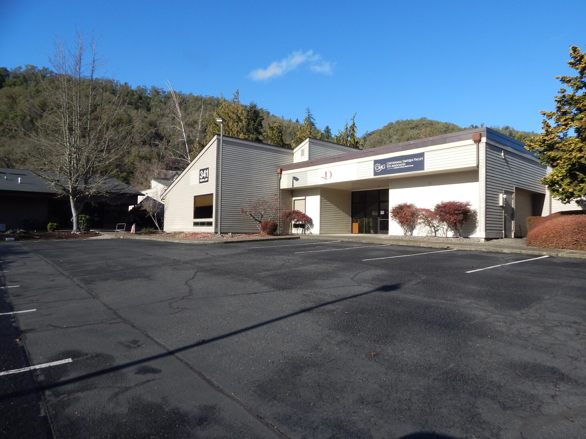 341 NW Medical Loop, Roseburg, OR à louer Photo de l’immeuble– Image 1 sur 28