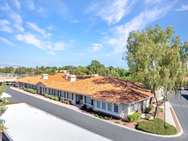 3027 E Warm Springs Rd, Las Vegas, NV à louer - Photo de l’immeuble – Image 3 sur 12