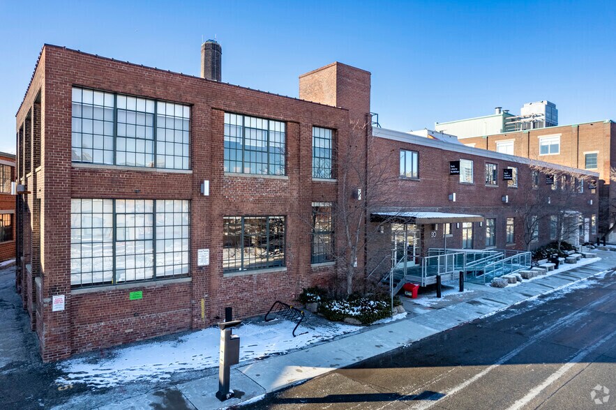 20 Mowat Ave, Toronto, ON à louer - Photo principale – Image 1 sur 5