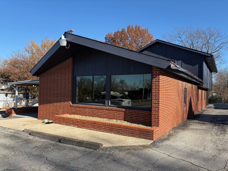 11305 Hickman Mills Dr, Kansas City, MO à vendre - Photo de l’immeuble – Image 2 sur 16