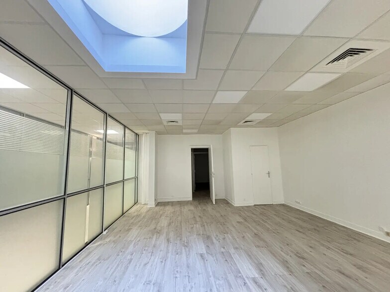 24 Rue Rennequin, Paris à louer - Photo de l’immeuble – Image 1 sur 11