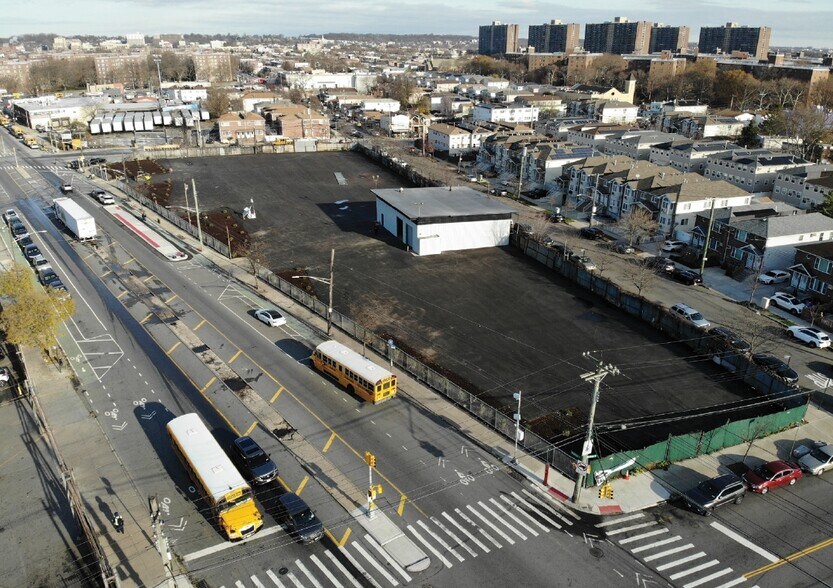 651 Fountain Ave, Brooklyn, NY à louer - Photo de l’immeuble – Image 2 sur 7