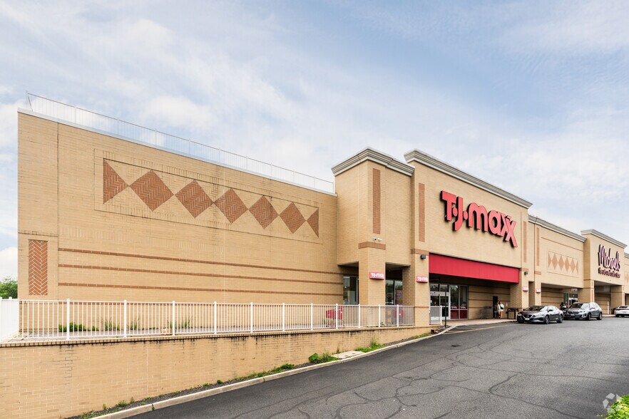 245 Bricktown Way, Staten Island, NY à vendre - Photo principale – Image 1 sur 4