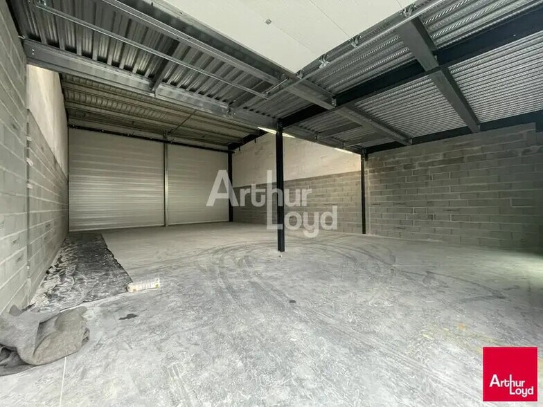 Local d'activités dans SAINT-BARTHELEMY-D'ANJOU à vendre - Photo intérieure – Image 2 sur 4