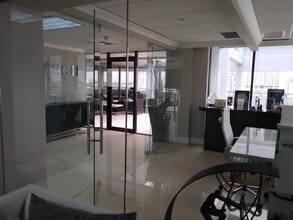 33 SW 2nd Ave, Miami, FL à louer Photo intérieure– Image 2 sur 31