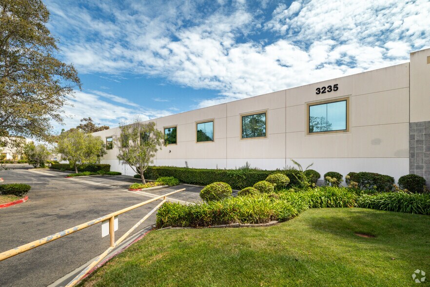 3235 Executive Ridge, Vista, CA à vendre - Photo de l’immeuble – Image 1 sur 5