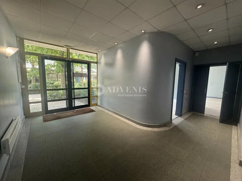 Local d’activités dans Villepinte à louer - Photo de l’immeuble – Image 3 sur 5