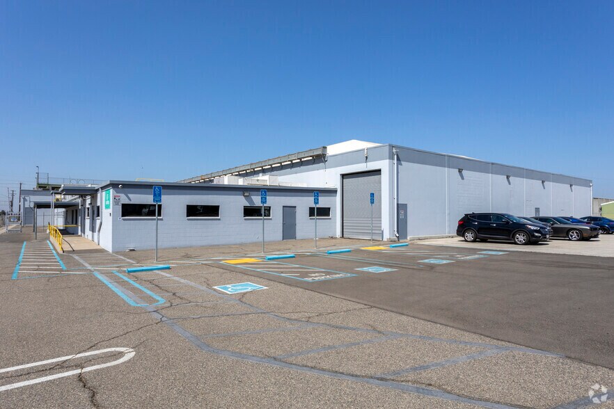 705 E Whitmore Ave, Modesto, CA à louer - Photo de l’immeuble – Image 3 sur 5