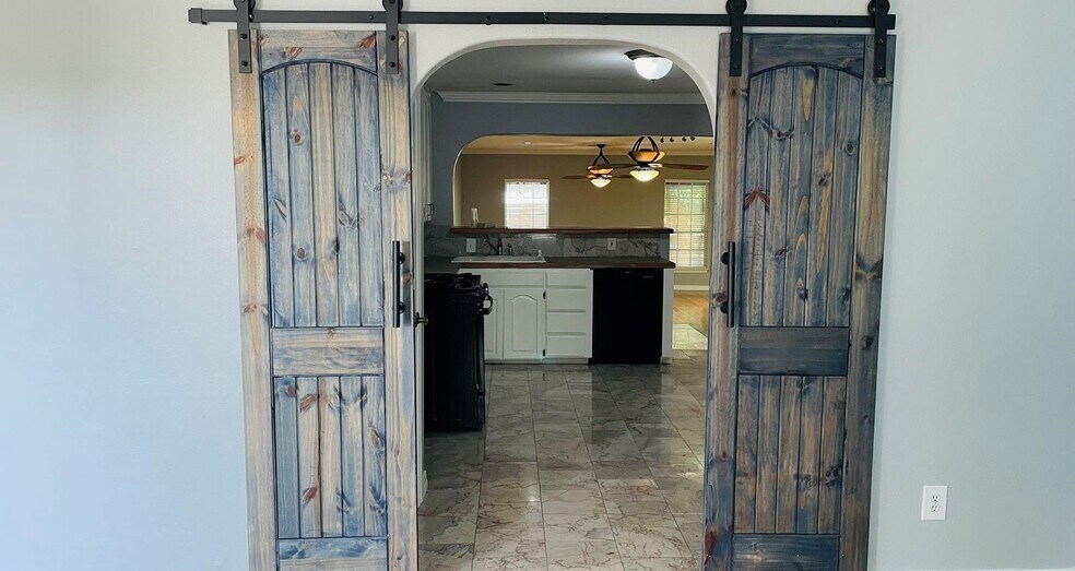 1925 Hickory Dr, Haltom City, TX à louer - Photo intérieure – Image 3 sur 7