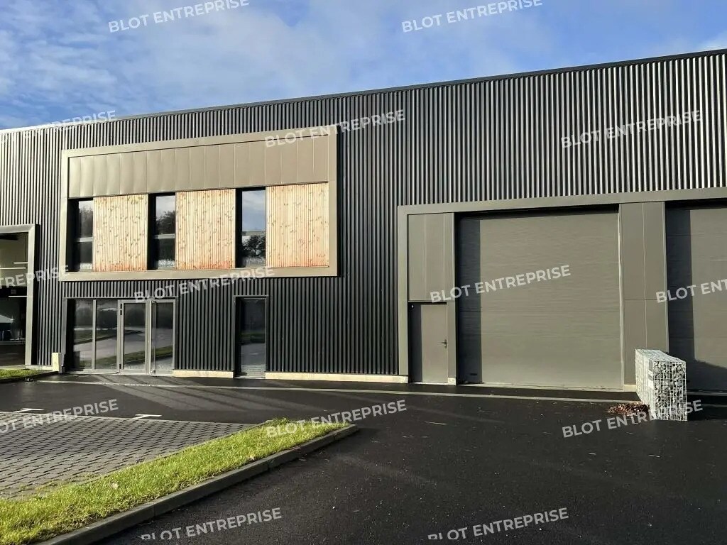 Local d'activités dans Montauban-de-Bretagne à vendre Photo de l’immeuble– Image 1 sur 10