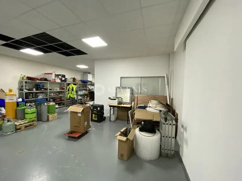 Local d’activités dans Montigny-le-Bretonneux à louer - Photo de l’immeuble – Image 1 sur 5