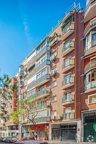 Immeuble residentiel dans Madrid, Madrid à vendre - Photo principale – Image 1 sur 2