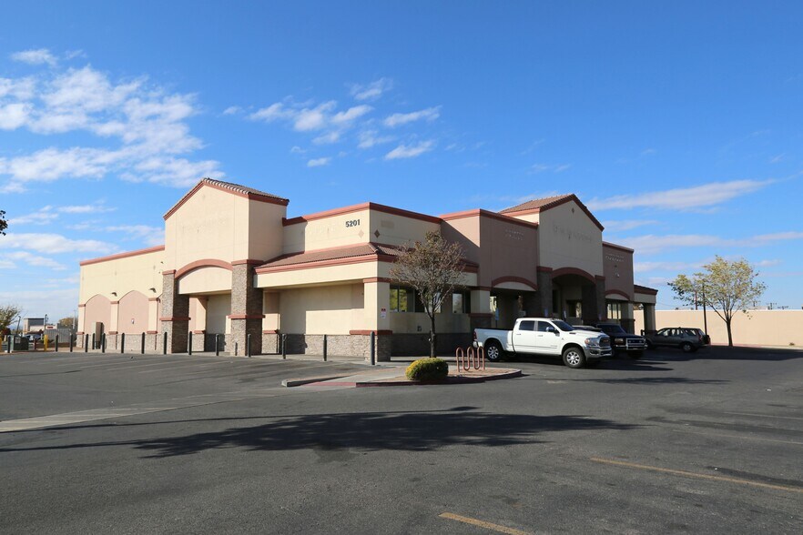 5201 Central Ave NE, Albuquerque, NM à louer - Photo de l’immeuble – Image 3 sur 5