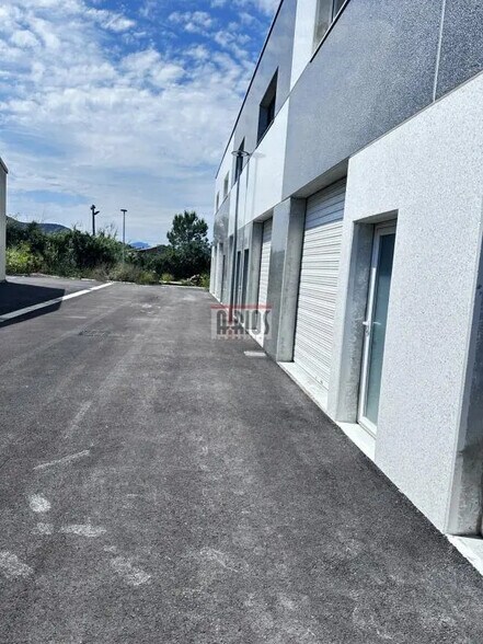 Industriel/Logistique dans Hyères à vendre - Photo de l’immeuble – Image 2 sur 4