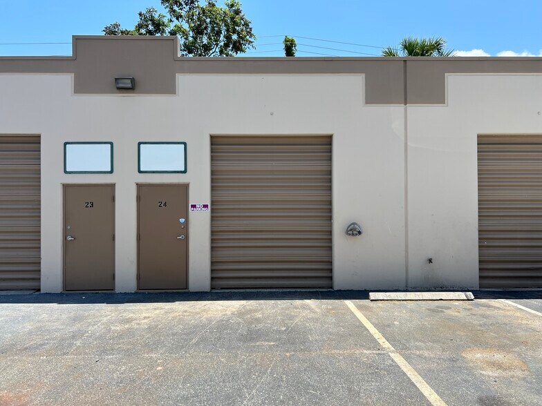 713 Commerce Way, Jupiter, FL à louer - Photo de l’immeuble – Image 1 sur 2