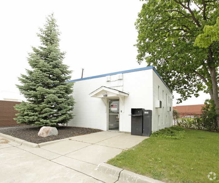 RETAIL/INDUSTRIAL FOR SALE portefeuille de 2 biens à vendre sur LoopNet.fr - Photo principale – Image 2 sur 2