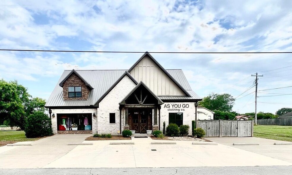 102 Kimberly Ave, Muscle Shoals, AL à vendre - Photo principale – Image 1 sur 11