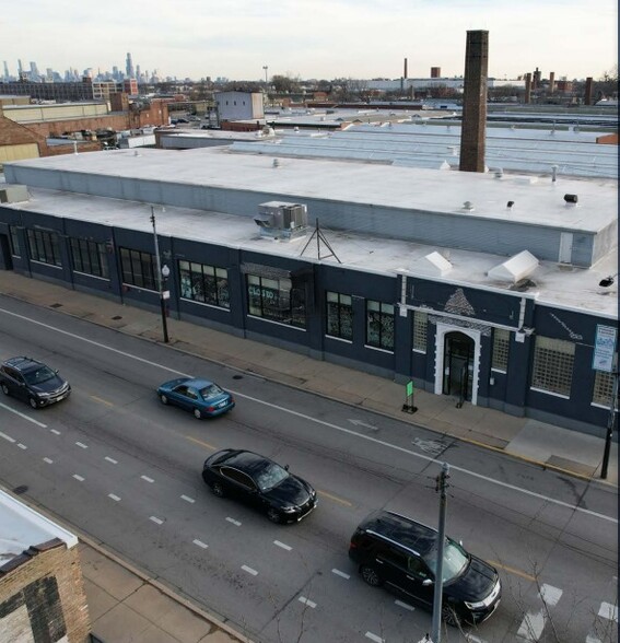 4249 W Diversey Ave, Chicago, IL à vendre - Photo de l’immeuble – Image 1 sur 10