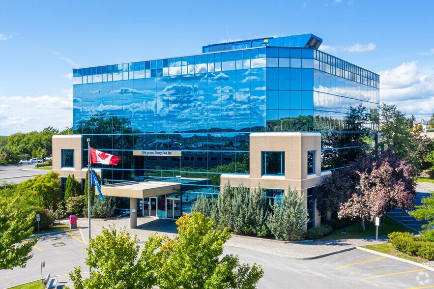 580 Terry Fox Dr, Ottawa, ON à louer - Photo de l’immeuble – Image 2 sur 4
