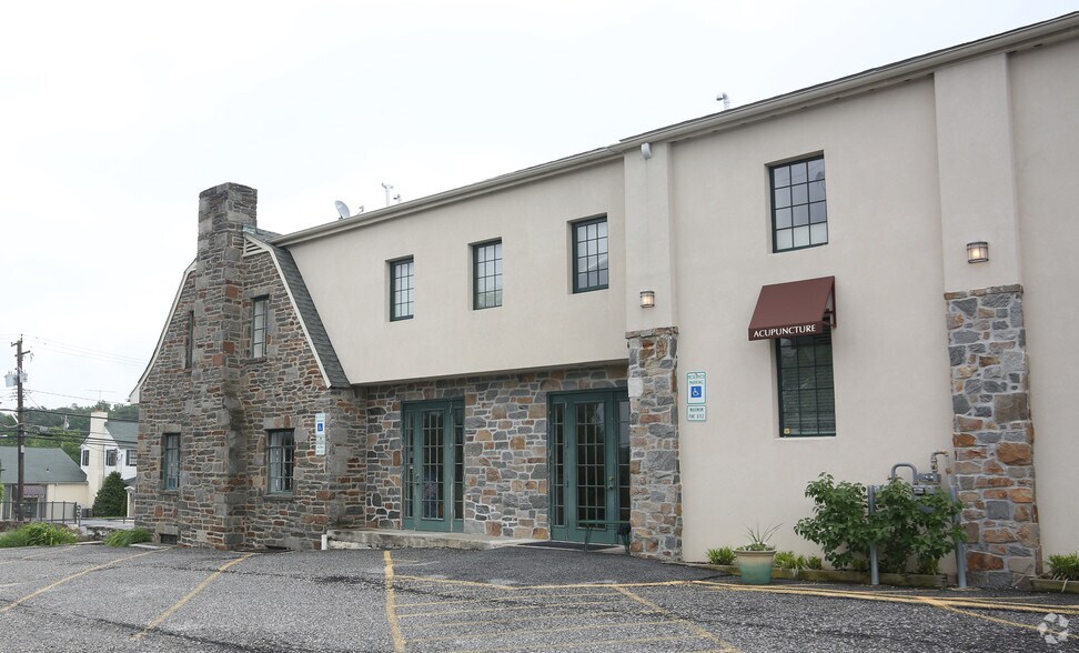 6302 Falls Rd, Mount Washington, MD à louer - Photo de l’immeuble – Image 3 sur 8