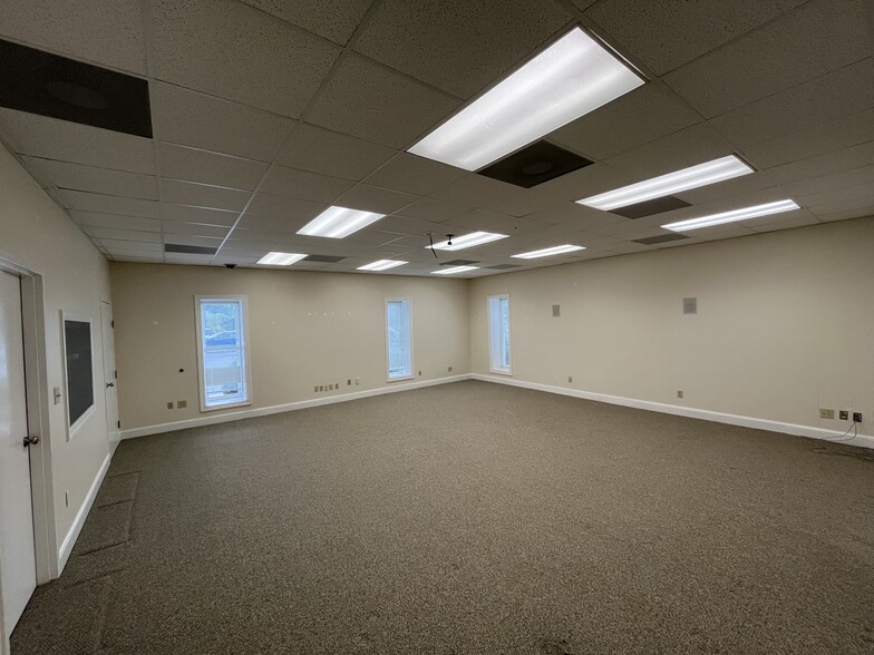 250 Executive Park Blvd, Winston-Salem, NC à louer - Photo de l’immeuble – Image 3 sur 5