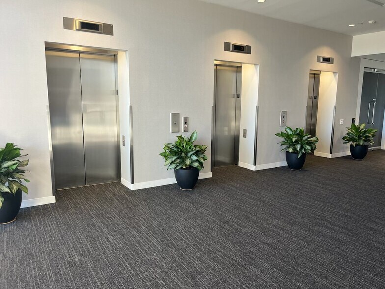 1025 Main St, Waltham, MA à louer - Hall d’entrée – Image 2 sur 8