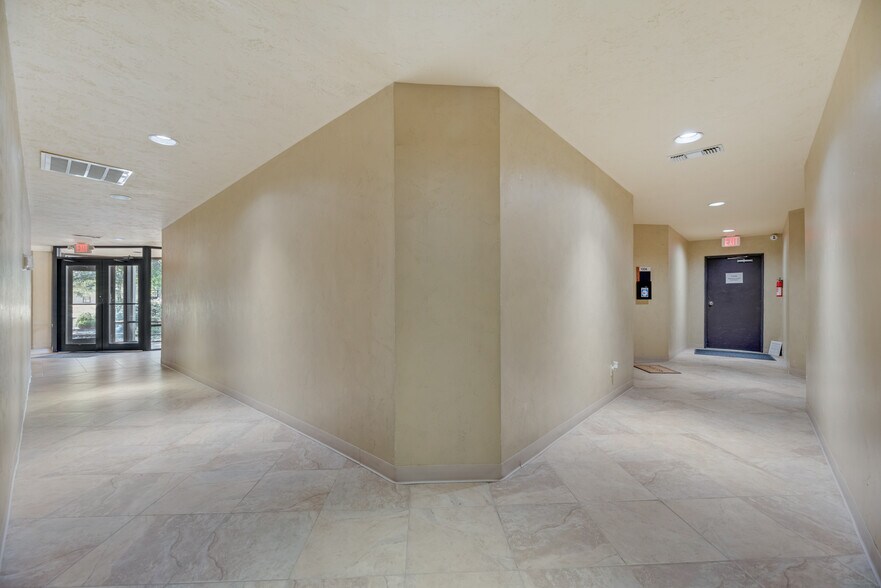 726 Dalworth St, Grand Prairie, TX à vendre - Photo intérieure – Image 3 sur 25