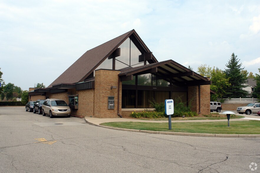 33140 W 14 Mile Rd, West Bloomfield, MI à vendre - Photo de l’immeuble – Image 2 sur 2