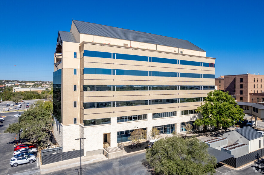 540 Madison Oak Dr, San Antonio, TX à louer - Photo de l’immeuble – Image 2 sur 17