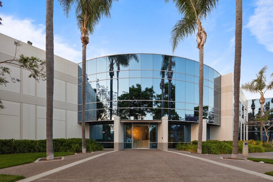 2110 Rutherford Rd, Carlsbad, CA à louer - Photo de l’immeuble – Image 2 sur 2