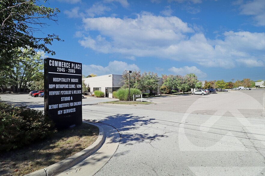 2065 E West Maple Rd, Commerce Township, MI à louer - Photo principale – Image 1 sur 1