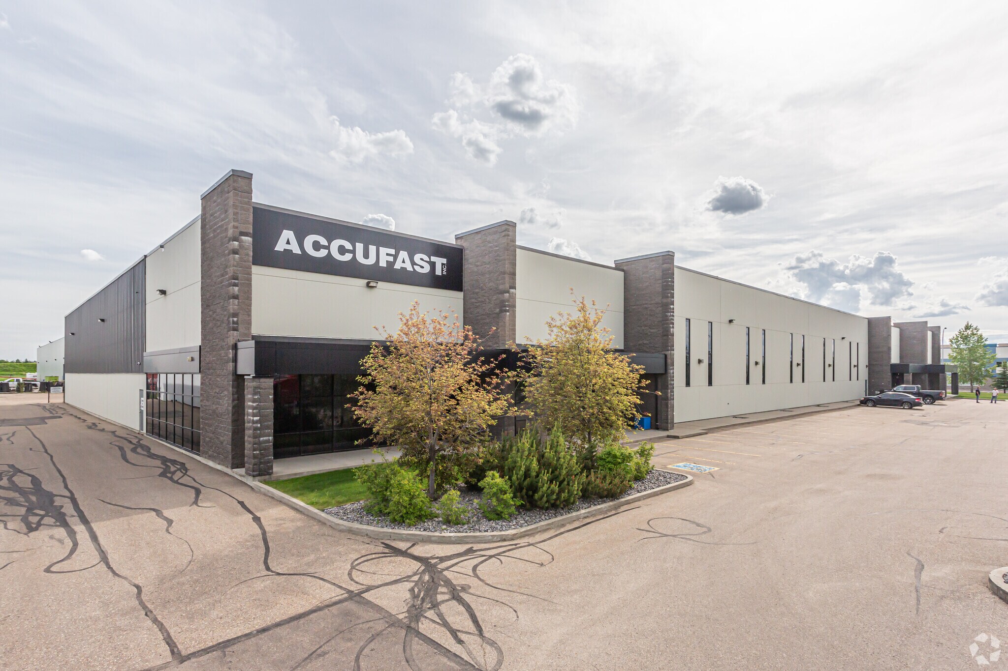 3521 56th Ave NW, Edmonton, AB à louer Photo principale– Image 1 sur 8