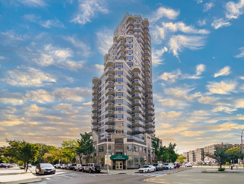 112-03 Queens Blvd, Forest Hills, NY à vendre - Photo de l’immeuble – Image 2 sur 21