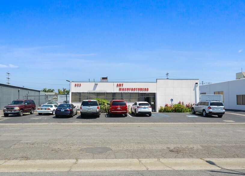 623 Young St, Santa Ana, CA à vendre - Photo de l’immeuble – Image 3 sur 23