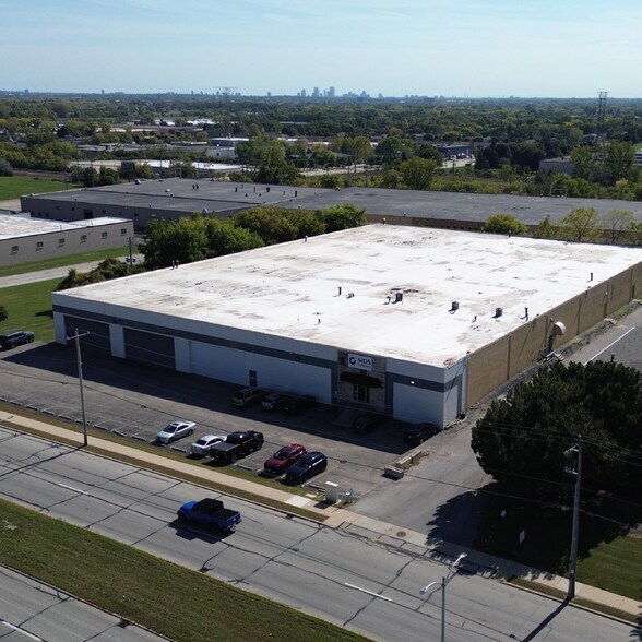 6555 W Mill Rd, Milwaukee, WI à vendre - Photo de l’immeuble – Image 3 sur 9