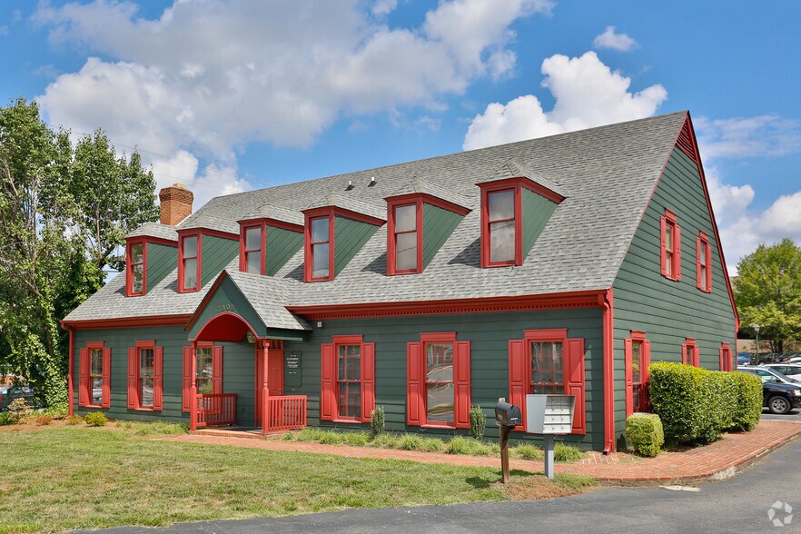 7808 Pineville-Matthews Rd, Charlotte, NC à louer - Photo principale – Image 1 sur 14