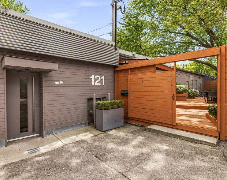 121 Logan Av, Toronto, ON à vendre - Photo principale – Image 1 sur 17