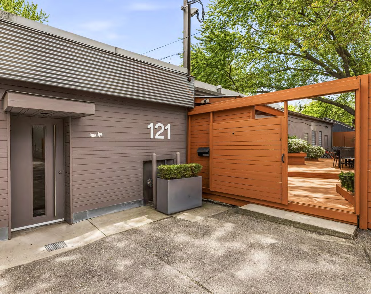 121 Logan Av, Toronto, ON à vendre Photo principale– Image 1 sur 18