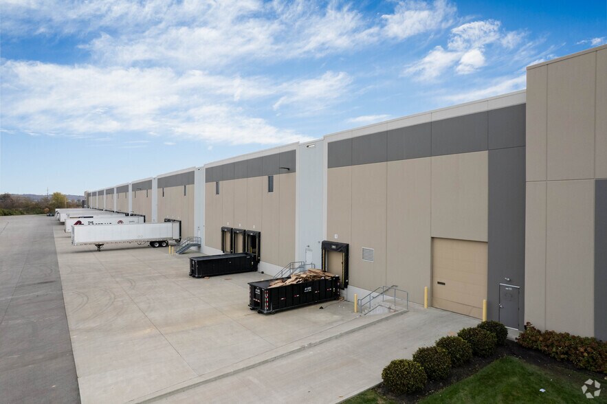 8580 Seward Rd, Fairfield, OH à louer - Photo de l’immeuble – Image 3 sur 5