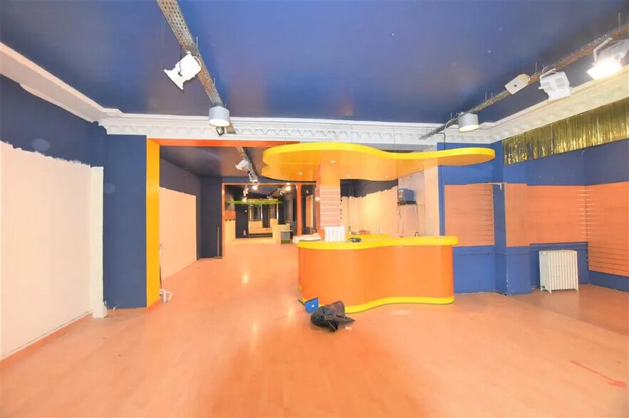 Local commercial dans Paris à louer - Photo de l’immeuble – Image 1 sur 7