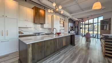 1810 Gordon Dr, Kelowna, BC à louer Photo intérieure– Image 2 sur 12