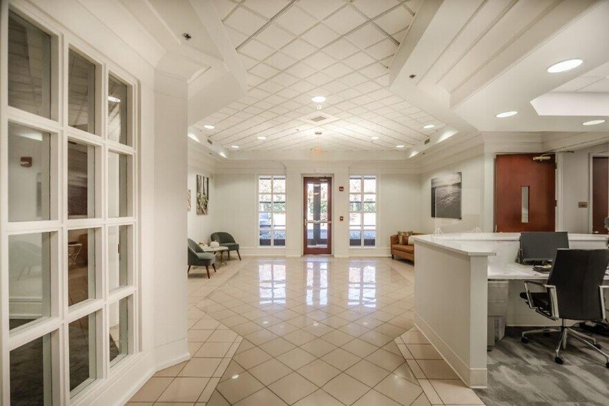 6047 Tyvola Glen Cir, Charlotte, NC à louer - Photo principale – Image 1 sur 7