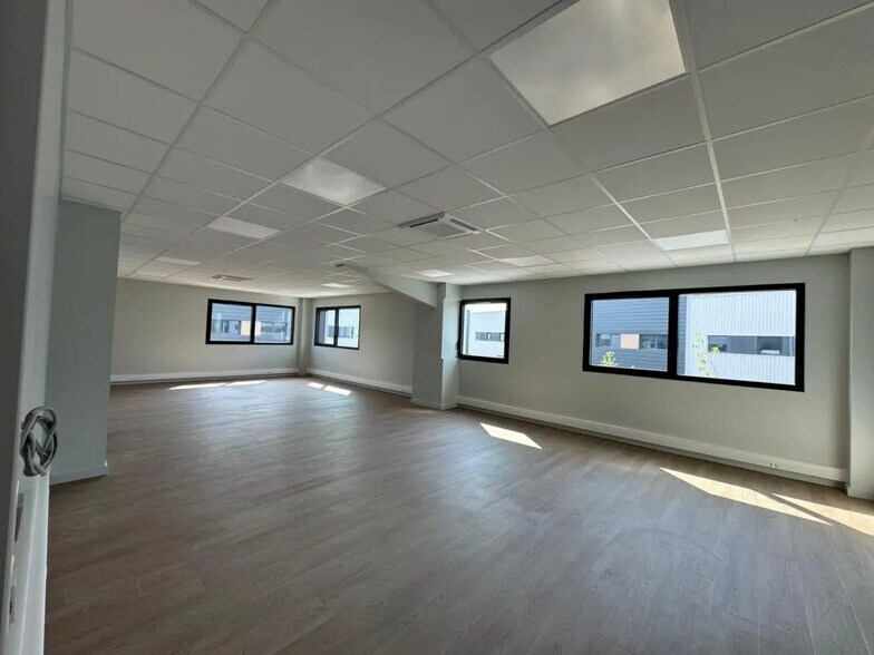 Local d'activités dans La Tour-de-Salvagny à vendre - Photo de l’immeuble – Image 3 sur 7