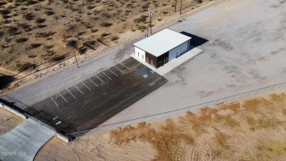 22950 Stern dr, Anthony, NM à louer - Photo de l’immeuble – Image 2 sur 14