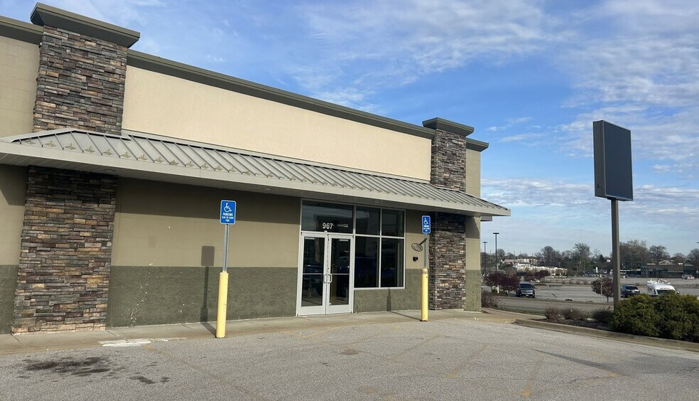 967 Northwest Plaza Dr, Northwest Plaza, MO à louer - Photo de l’immeuble – Image 2 sur 7